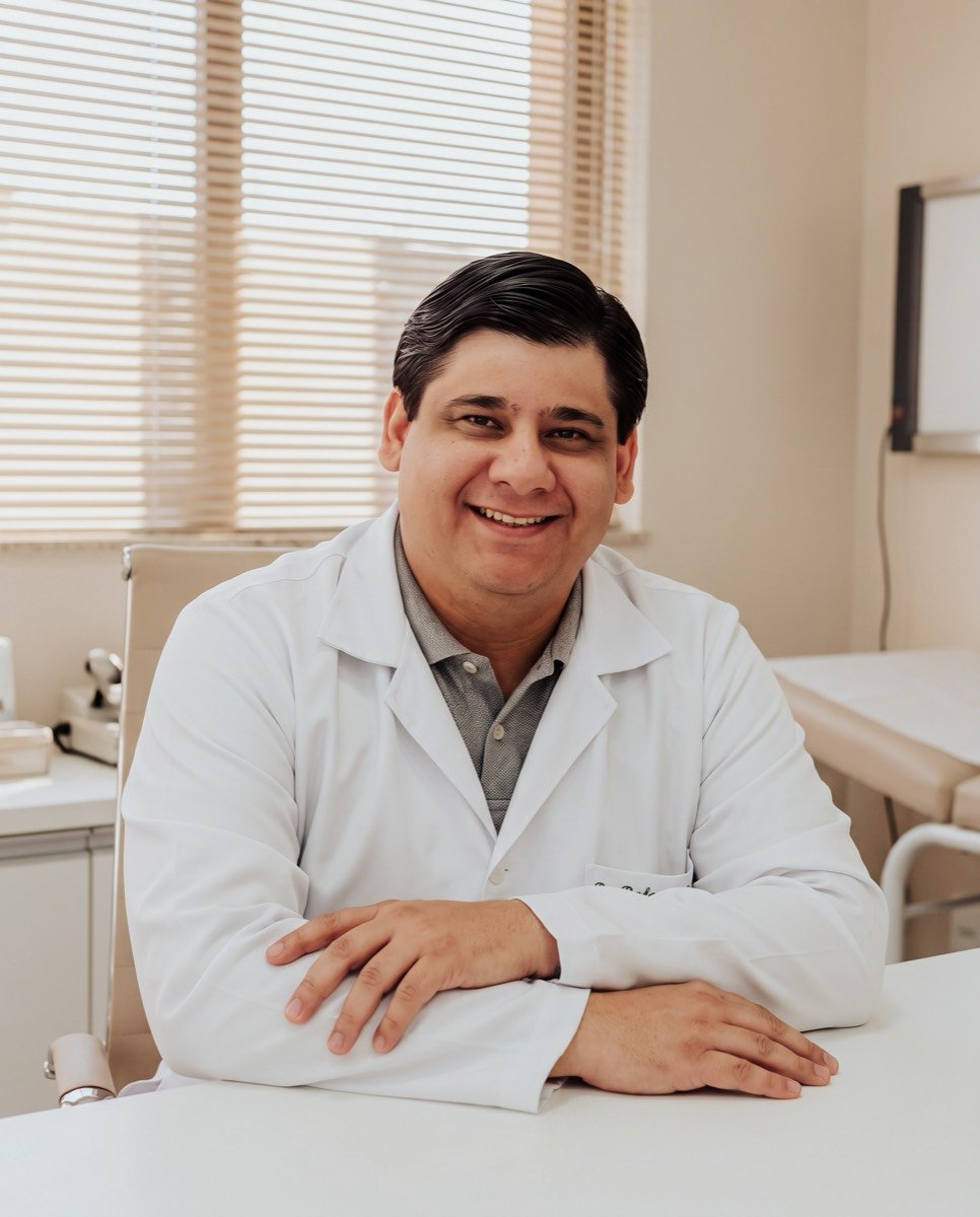 Dr. Rafael Neiva Lemos em consultório de cirurgia de cabeça e pescoço no Itaigara, Salvador