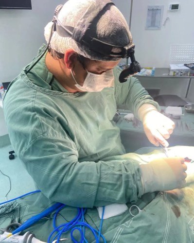 Dr. Rafael Neiva Lemos em cirurgia de cabeça e pescoço, Salvador